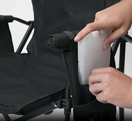 Silla de camping refrigerada equipada con sistema de circulación de agua a batería USB y zonas de enfriamiento duales para todo el día al aire libre